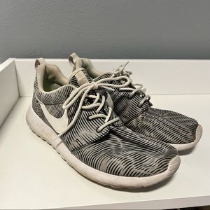 Nike Roshe Run grey white size 9